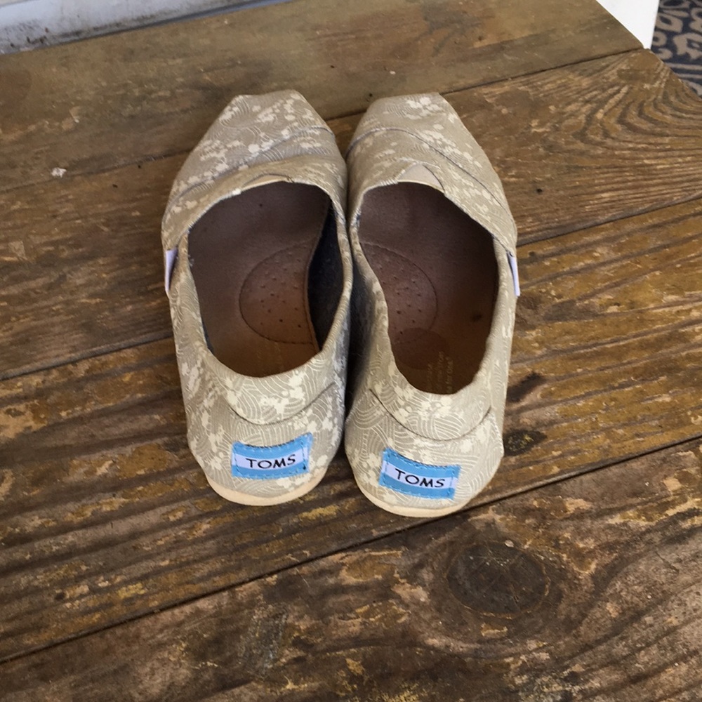 Toms classic grey and white patterned